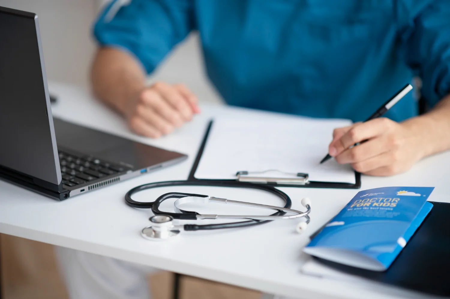 Doctor escribiendo
